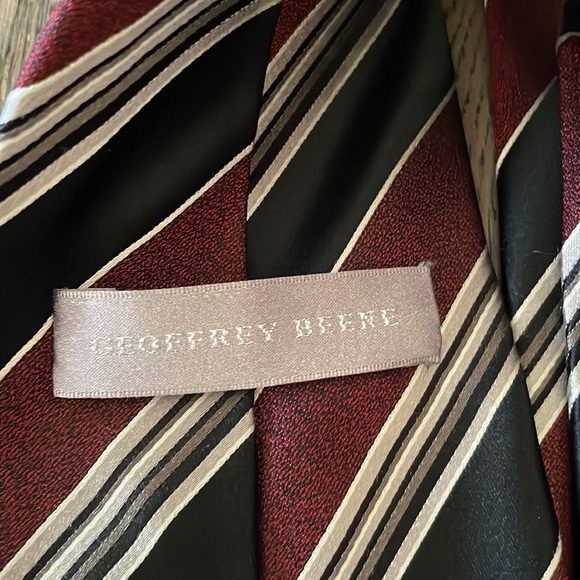 Geoffrey Beene | mens silk tie, classic stripe, maroon , black, - Picture 2 of 2